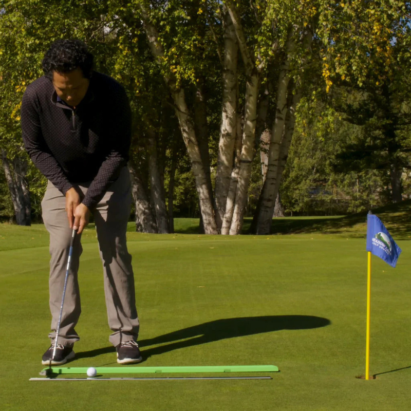 Scratch Stick & Magnet with golfer putting.